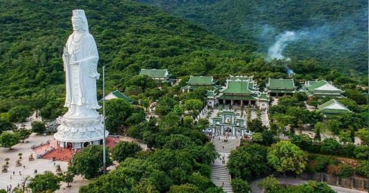 Chùa Linh Ứng Bãi Bụt nhìn từ Đường Trường Sơn, với bức tượng Phật Quan Thế Âm cao lớn hướng ra biển.